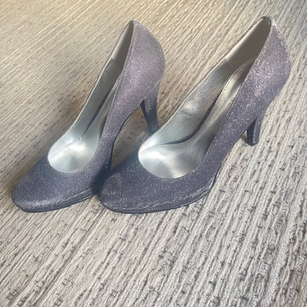 Greenwich Village silvery grey iridescent fabric shoes, size 7B